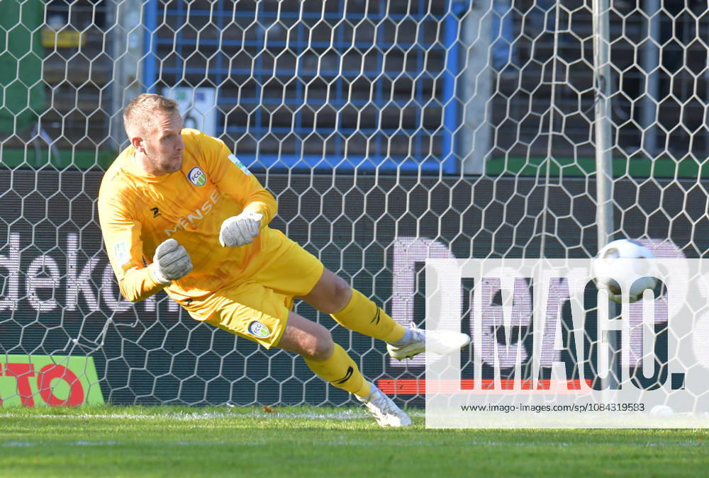 GER, Fussball, Regionalliga West, Saison 2026 2027, 12. Spieltag, Ohlendorf Stadion im Heidewald, Gütersloh FC Gütersloh - SF Siegen 0 : 5 Jarno Peters (FC Gütersloh) pariert einen Elfmeter, Aktion, Einzelbild, Quer, Torwart, Torhüter, Keeper, Parade