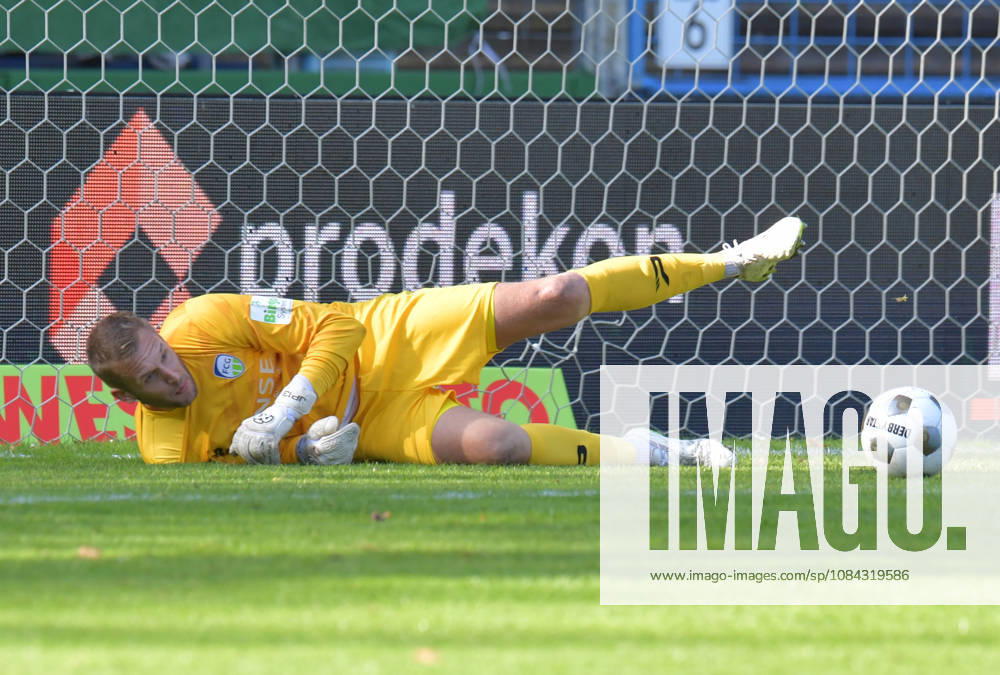GER, Fussball, Regionalliga West, Saison 2026 2027, 12. Spieltag, Ohlendorf Stadion im Heidewald, Gütersloh FC Gütersloh - SF Siegen 0 : 5 Jarno Peters (FC Gütersloh) pariert einen Elfmeter, Aktion, Einzelbild, Quer, Torwart, Torhüter, Keeper, Parade