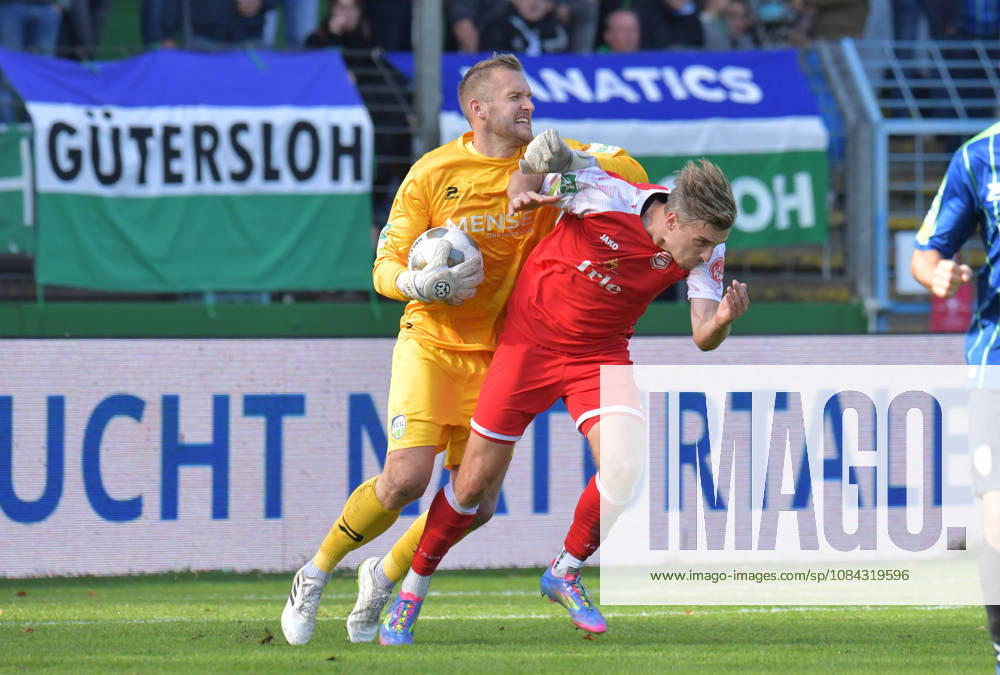 GER, Fussball, Regionalliga West, Saison 2026 2027, 12. Spieltag, Ohlendorf Stadion im Heidewald, Gütersloh FC Gütersloh - SF Siegen 0 : 5 Keeper Jarno Peters (FC Gütersloh, links) gegen Elias Paul Huth (SF Siegen), Aktion, Duell, Zweikampf