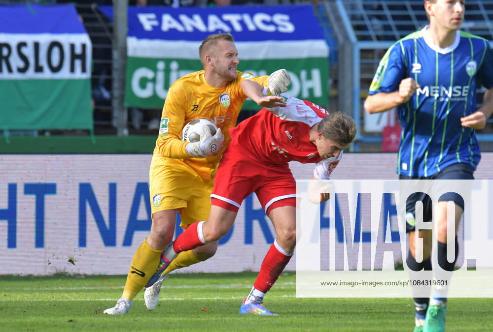 GER, Fussball, Regionalliga West, Saison 2026 2027, 12. Spieltag, Ohlendorf Stadion im Heidewald, Gütersloh FC Gütersloh - SF Siegen 0 : 5 Keeper Jarno Peters (FC Gütersloh, links) gegen Elias Paul Huth (SF Siegen), Aktion, Duell, Zweikampf