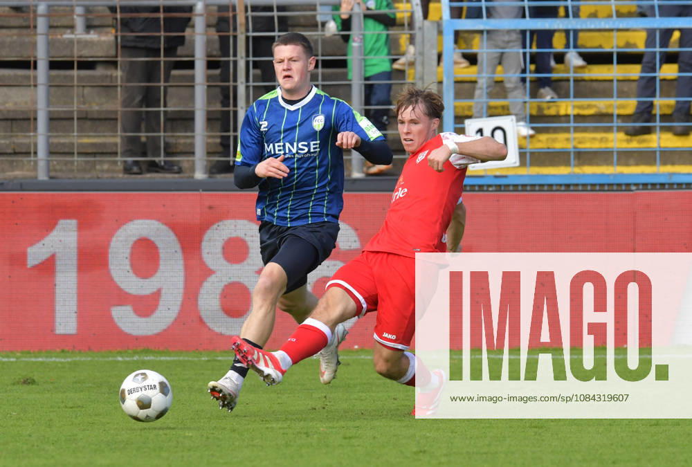 GER, Fussball, Regionalliga West, Saison 2026 2027, 12. Spieltag, Ohlendorf Stadion im Heidewald, Gütersloh FC Gütersloh - SF Siegen 0 : 5 Justin Lukas (FC Gütersloh, links) gegen Konstantin Gerhardt (SF Siegen), Aktion, Duell, Zweikampf