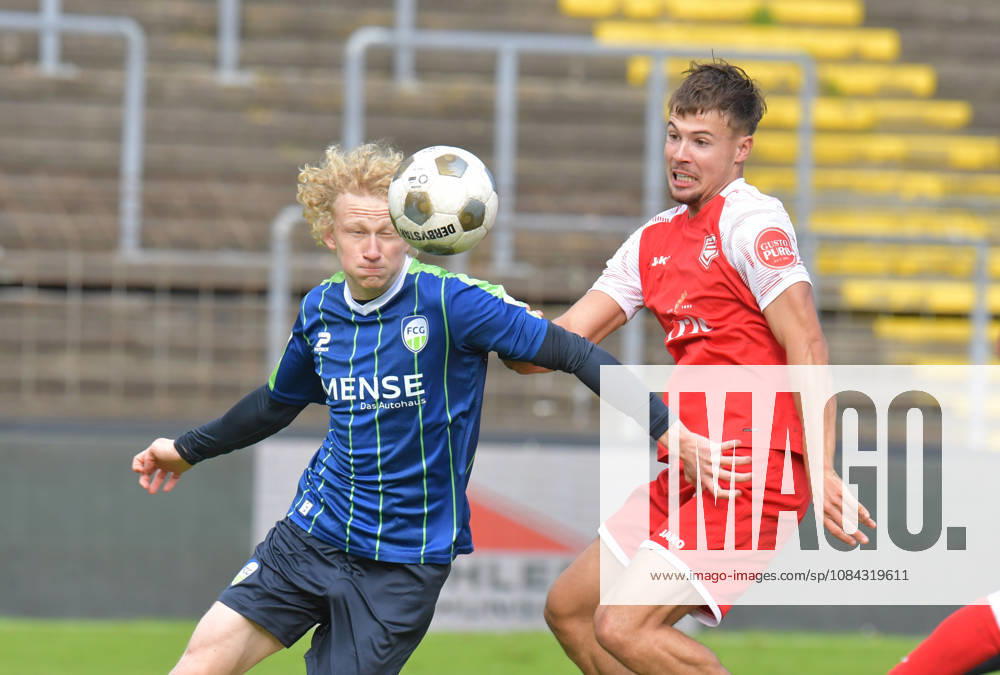 GER, Fussball, Regionalliga West, Saison 2026 2027, 12. Spieltag, Ohlendorf Stadion im Heidewald, Gütersloh FC Gütersloh - SF Siegen 0 : 5 Niklas Frese (FC Gütersloh, links) gegen Tim Arnold (SF Siegen), Aktion, Duell, Zweikampf