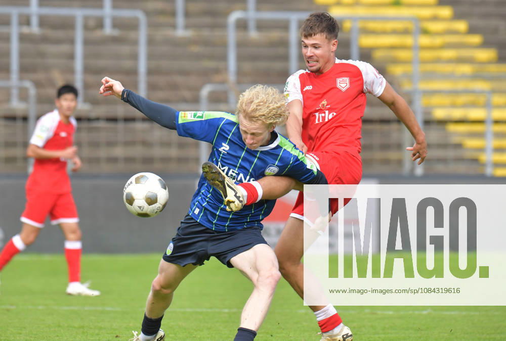 GER, Fussball, Regionalliga West, Saison 2026 2027, 12. Spieltag, Ohlendorf Stadion im Heidewald, Gütersloh FC Gütersloh - SF Siegen 0 : 5 Niklas Frese (FC Gütersloh, links) gegen Tim Arnold (SF Siegen), Aktion, Duell, Zweikampf
