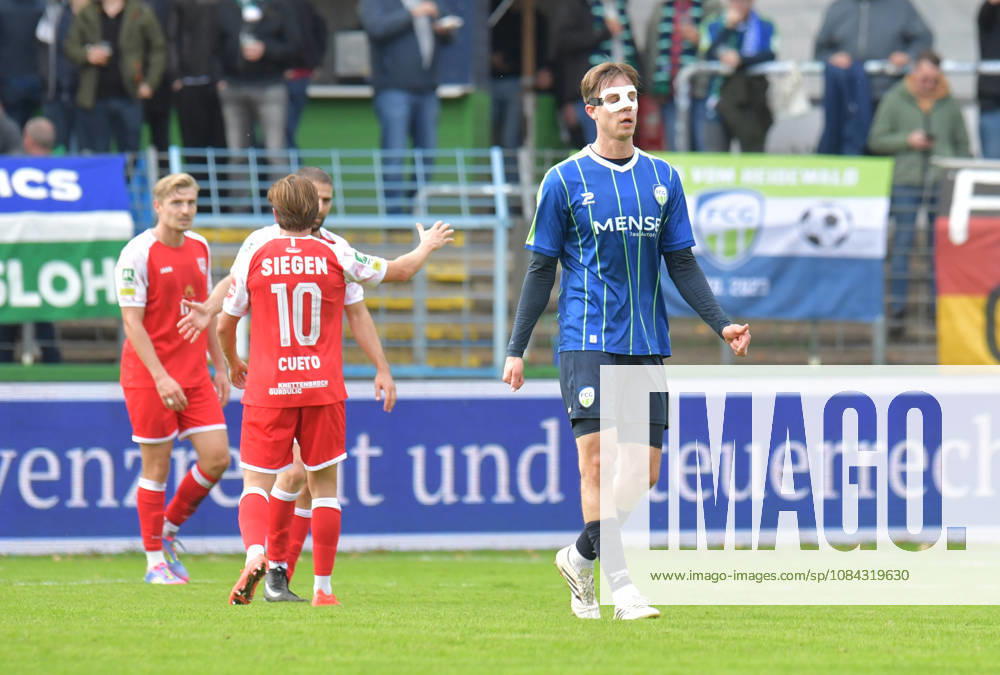 GER, Fussball, Regionalliga West, Saison 2026 2027, 12. Spieltag, Ohlendorf Stadion im Heidewald, Gütersloh FC Gütersloh - SF Siegen 0 : 5 Jannik Borgmann (FC Gütersloh) ist nach dem 0 : 4 enttäuscht, Aktion, Einzelbild, Quer, Mimik, Gestik, Enttäuscht, Enttäuschung