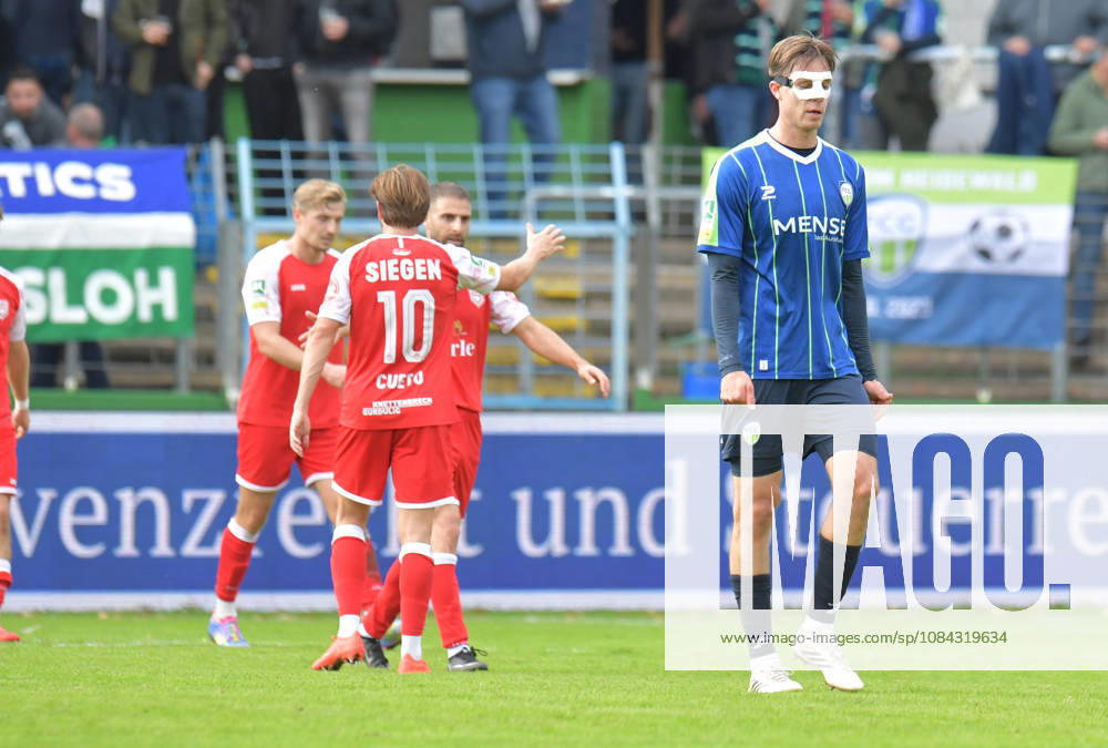 GER, Fussball, Regionalliga West, Saison 2026 2027, 12. Spieltag, Ohlendorf Stadion im Heidewald, Gütersloh FC Gütersloh - SF Siegen 0 : 5 Jannik Borgmann (FC Gütersloh) ist nach dem 0 : 4 enttäuscht, Aktion, Einzelbild, Quer, Mimik, Gestik, Enttäuscht, Enttäuschung