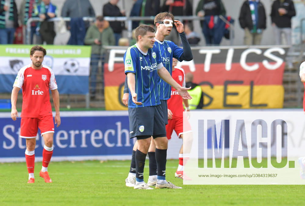 GER, Fussball, Regionalliga West, Saison 2026 2027, 12. Spieltag, Ohlendorf Stadion im Heidewald, Gütersloh FC Gütersloh - SF Siegen 0 : 5 Björn Rother und Jannik Borgmann (beide FC Gütersloh, v.L.), Aktion, Einzelbild, Quer, Mimik, Gestik, Enttäuscht, Enttäuschung