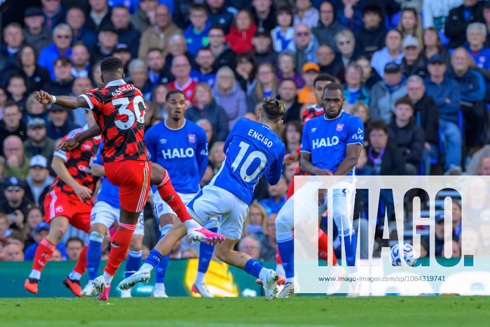 IPSWICH, ENGLAND OCTOBER 10 - Ryan Sessegnon of Fulham scores the team s first goal to make score 1-0 during the Premier League game between Ipswich Town and Fulham at Portman Road on October 10, 2026 in Ipswich, England. (Photo by Keeran Marquis Sports Press Photo)