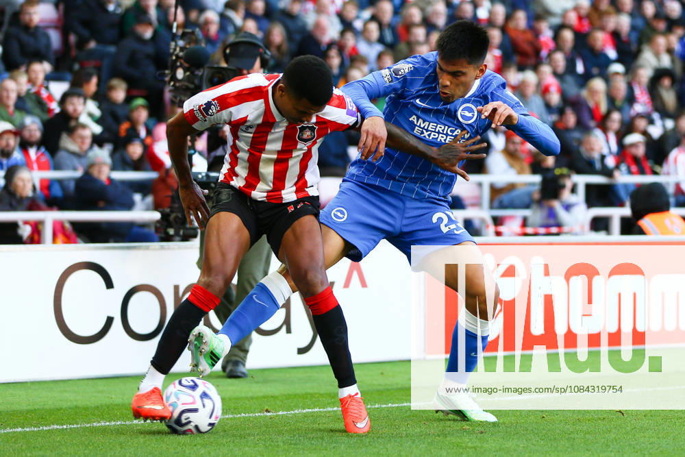 SUNDERLAND, ENGLAND, OCTOBER 10: Reinildo Mandava of Sunderland AFC (L) is pressured by Diego Gómez of Brighton & Hove Albion (R) during a Premier League 2026-27 match between Sunderland AFC and Brighton & Hove Albion at the Stadium of Light on October 10, 2026 in Sunderland, England. (Photo by Zach Forster Sports Press Photo)