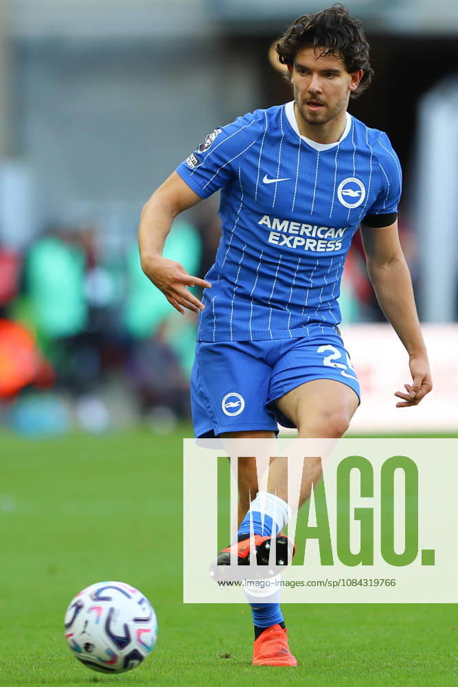 SUNDERLAND, ENGLAND, OCTOBER 10: Ferdi Kad?o?lu of Brighton & Hove Albion passes the ball during a Premier League 2026-27 match between Sunderland AFC and Brighton & Hove Albion at the Stadium of Light on October 10, 2026 in Sunderland, England. (Photo by Zach Forster Sports Press Photo)