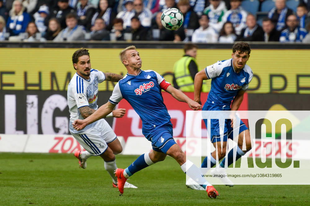 V. li. im Kampf um den Ball Lex Tyger Lobinger (Duisburg 45) Valentin Lässig Laessig (Hoffenheim 6) 10.10.2026 ¢ Fussball ¢ MSV Duisburg vs TSG 1899 Hoffenheim II, Schauinsland-Reisen-Arena, Duisburg, DFB DFL REGULATIONS PROHIBIT ANY USE OF PHOTOGRAPHS AS IMAGE SEQUENCES AND OR QUASI-VIDEO NRW Germany