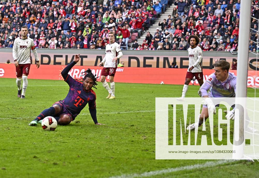 Fussball Bundesliga 2026 2027, 5.Spieltag, FC Augsburg - FC Bayern München, in der WWK-Arena Augsburg, Serge Gnabry (FC Bayern München) gegen Torwart Finn Dahmen (FC Augsburg)
