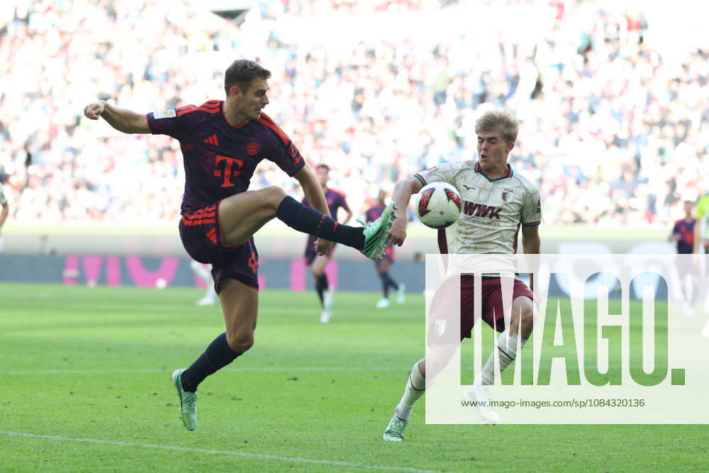 Josip Stanisic (FC Bayern Muenchen, 44) mit Hennes Behrens (FC Augsburg, 16), GER, FC Augsburg vs. FC Bayern Muenchen, Fussball, Bundesliga, 5. Spieltag, Saison 2026 2027, 10.10.2026, , GER, FC Augsburg vs. FC Bayern Muenchen, Fussball, Bundesliga, 5. Spieltag, Saison 2026 2027, 10.10.2026 Augsburg