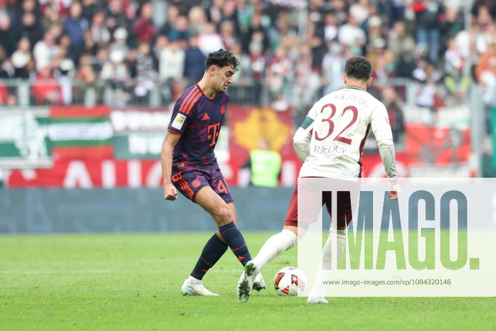 Aleksandar Pavlovic (FC Bayern Muenchen, 45) mit Fabian Rieder (FC Augsburg, 32), GER, FC Augsburg vs. FC Bayern Muenchen, Fussball, Bundesliga, 5. Spieltag, Saison 2026 2027, 10.10.2026, , GER, FC Augsburg vs. FC Bayern Muenchen, Fussball, Bundesliga, 5. Spieltag, Saison 2026 2027, 10.10.2026 Augsburg