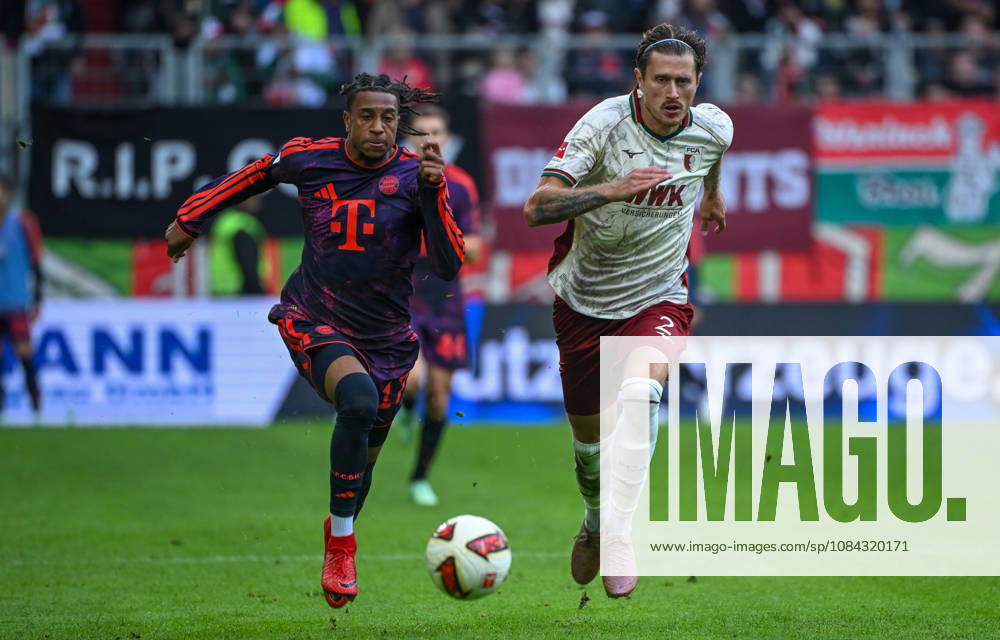Fussball 1.Bundesliga, FC Augsburg - Bayern München v.l. Michael Olise (FC Bayern Muenchen), Calvin Brackelmann (FC Augsburg) Zweikampf, Aktion, action, battle for the ball Augsburg