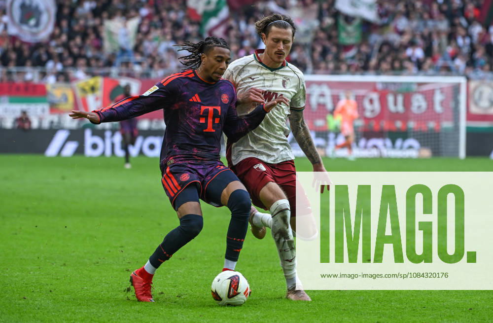 Fussball 1.Bundesliga, FC Augsburg - Bayern München v.l. Michael Olise (FC Bayern Muenchen), Calvin Brackelmann (FC Augsburg) Zweikampf, Aktion, action, battle for the ball Augsburg