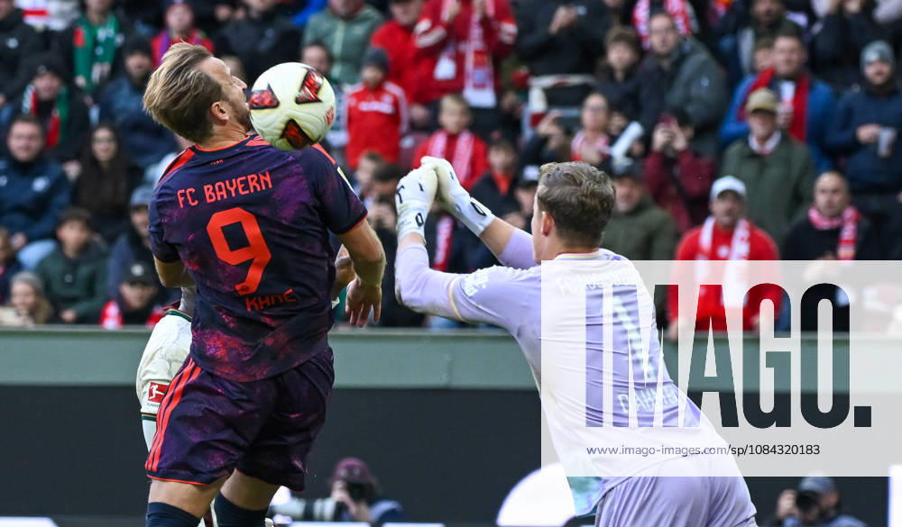 Fussball 1.Bundesliga, FC Augsburg - Bayern München v.l. Harry Kane (FC Bayern Muenchen), Finn Dahmen (FC Augsburg) Zweikampf, Aktion, action, battle for the ball Augsburg
