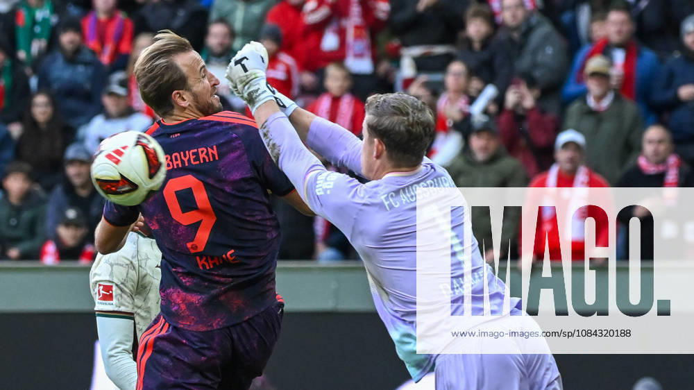 Fussball 1.Bundesliga, FC Augsburg - Bayern München v.l. Harry Kane (FC Bayern Muenchen), Finn Dahmen (FC Augsburg) Zweikampf, Aktion, action, battle for the ball Augsburg