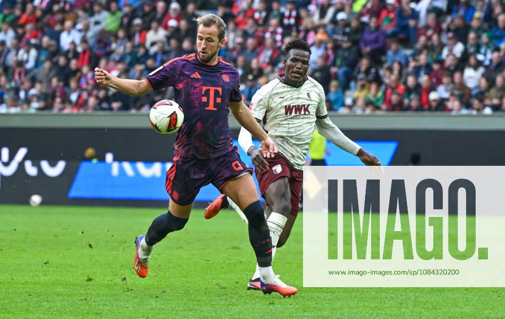 Fussball 1.Bundesliga, FC Augsburg - Bayern München v.l. Harry Kane (FC Bayern Muenchen), Juma Bah (FC Augsburg) Zweikampf, Aktion, action, battle for the ball Augsburg