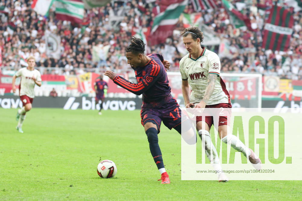 Michael Olise (FC Bayern Muenchen, 17) mit Calvin Brackelmann (FC Augsburg, 02), GER, FC Augsburg vs. FC Bayern Muenchen, Fussball, Bundesliga, 5. Spieltag, Saison 2026 2027, 10.10.2026, , GER, FC Augsburg vs. FC Bayern Muenchen, Fussball, Bundesliga, 5. Spieltag, Saison 2026 2027, 10.10.2026 Augsburg