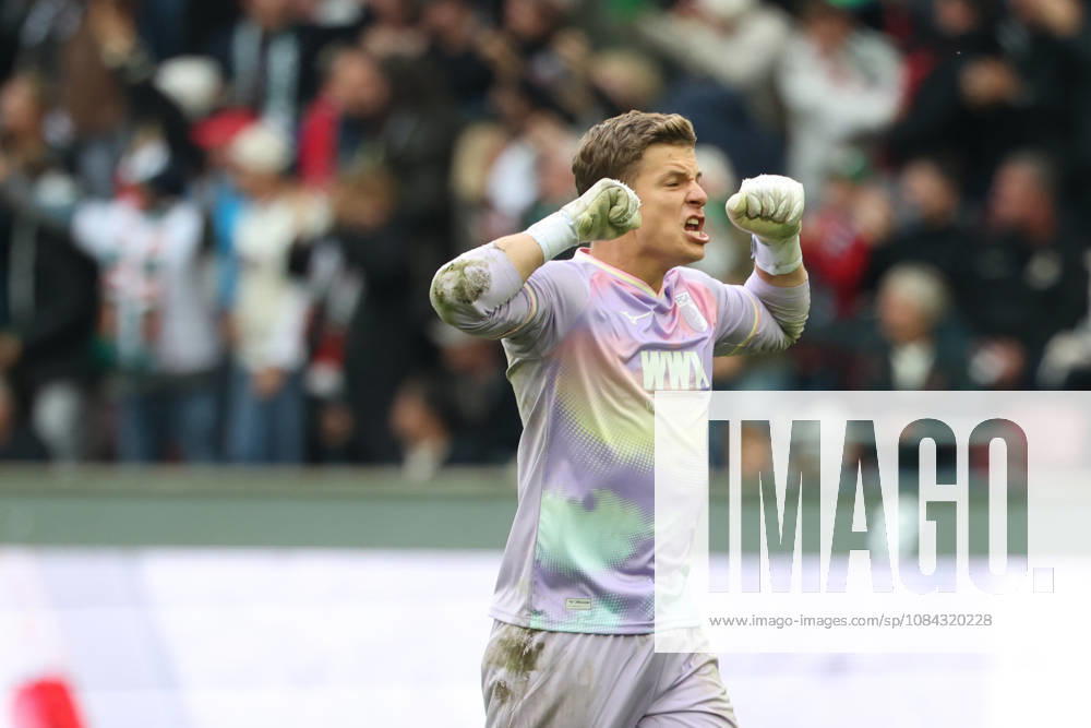 Finn Dahmen (FC Augsburg, 01) bejubelt das Tor zum 2:1, Jubel, Emotionen, GER, FC Augsburg vs. FC Bayern Muenchen, Fussball, Bundesliga, 5. Spieltag, Saison 2026 2027, 10.10.2026, , GER, FC Augsburg vs. FC Bayern Muenchen, Fussball, Bundesliga, 5. Spieltag, Saison 2026 2027, 10.10.2026 Augsburg