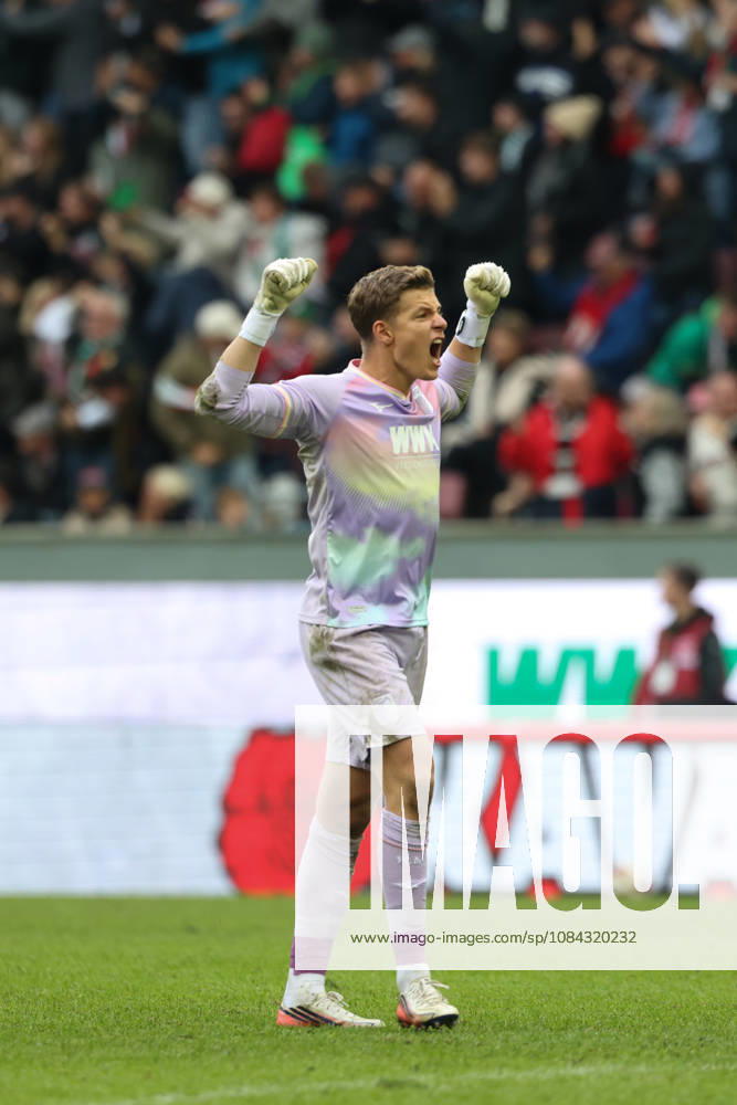 Finn Dahmen (FC Augsburg, 01) bejubelt das Tor zum 2:1, Jubel, Emotionen, GER, FC Augsburg vs. FC Bayern Muenchen, Fussball, Bundesliga, 5. Spieltag, Saison 2026 2027, 10.10.2026, , GER, FC Augsburg vs. FC Bayern Muenchen, Fussball, Bundesliga, 5. Spieltag, Saison 2026 2027, 10.10.2026 Augsburg