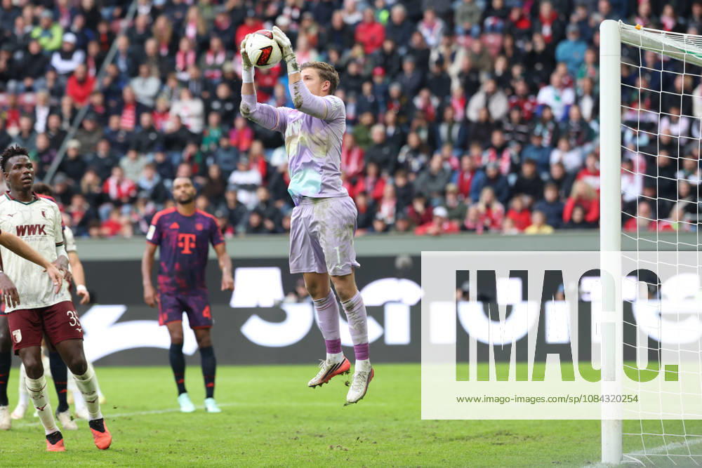 Finn Dahmen (FC Augsburg, 01) haelt Ball, GER, FC Augsburg vs. FC Bayern Muenchen, Fussball, Bundesliga, 5. Spieltag, Saison 2026 2027, 10.10.2026, , GER, FC Augsburg vs. FC Bayern Muenchen, Fussball, Bundesliga, 5. Spieltag, Saison 2026 2027, 10.10.2026 Augsburg