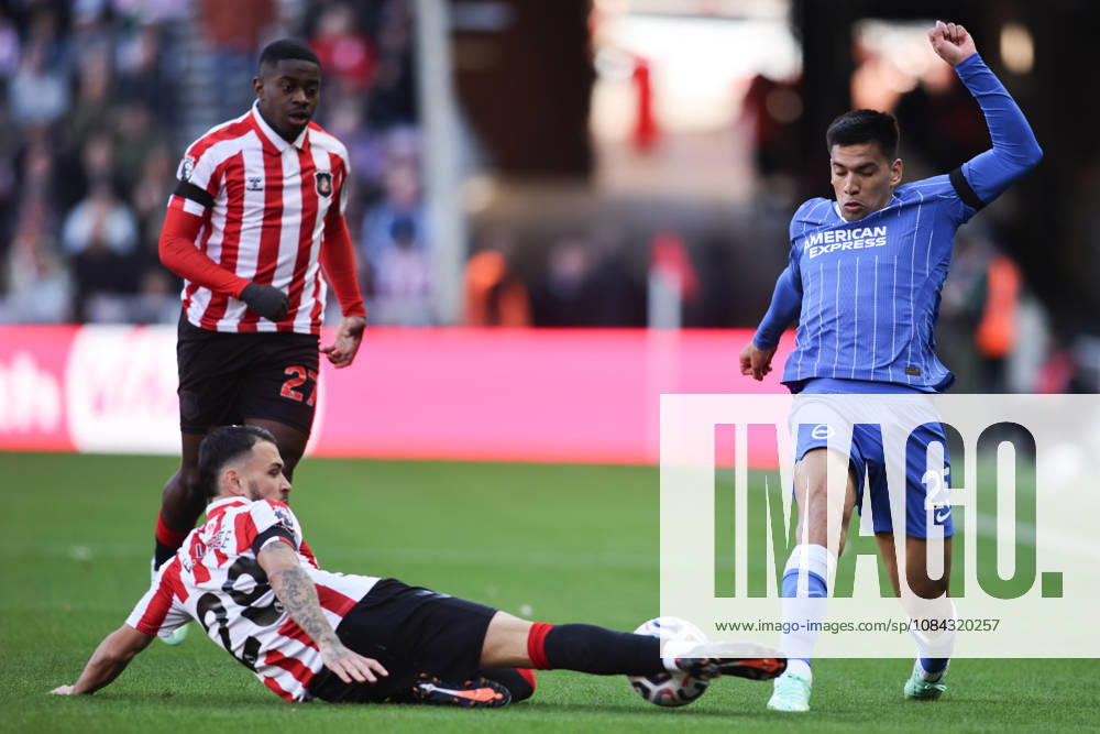 Sunderland v Brighton & Hove Albion - Premier League 2026 27 Enzo Le Fee of Sunderland challenges Diego Gomez of Brighton and Hove Albion during the Premier League match between Sunderland and Brighton and Hove Albion at the Stadium of Light in Sunderland, on October 10, 2026. Sunderland Tyne and Wear United Kingdom