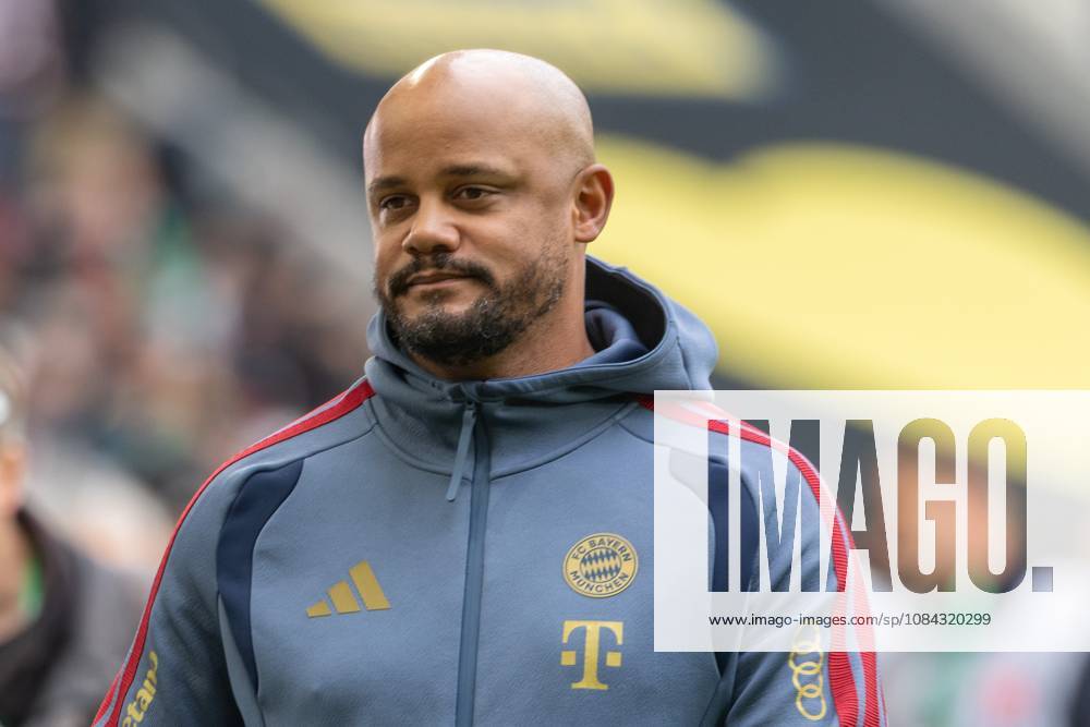 Cheftrainer Vincent Kompany (FC Bayern Muenchen) schaut, FC Augsburg vs. FC Bayer Muenchen, Fussball-Bundesliga, Fussball, 1. Bundesliga, 5. Spieltag, 10.10..2026 DFL regulations prohibit any use of photographs as image sequences and or quasi-video