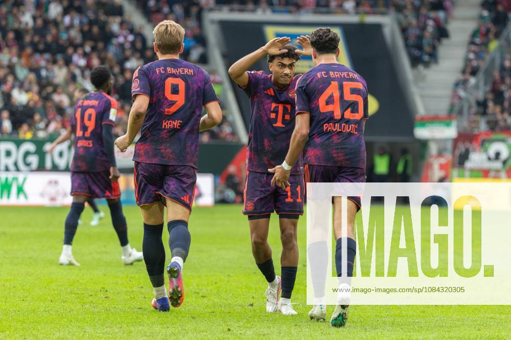 Torjubel, jubelt nach seinem Treffer zum 2:2 von Harry Kane (FC Bayern Muenchen), Torschuetze Luis Diaz (FC Bayern Muenchen) und Aleksandar Pavlovic (FC Bayern Muenchen) v-l, FC Augsburg vs. FC Bayer Muenchen, Fussball-Bundesliga, Fussball, 1. Bundesliga, 5. Spieltag, 10.10..2026 DFL regulations prohibit any use of photographs as image sequences and or quasi-video