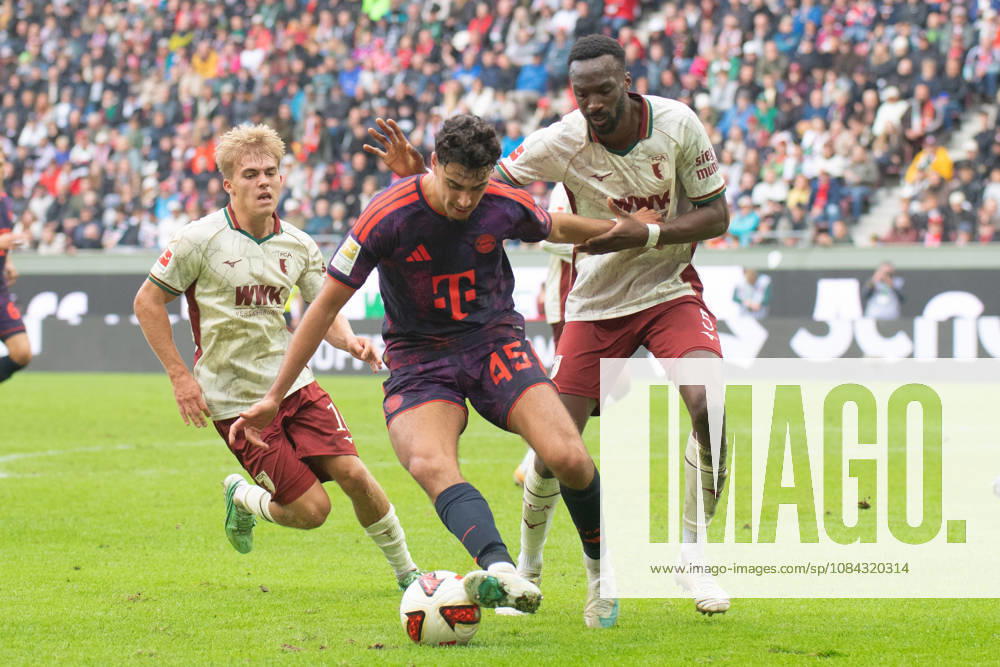 Aleksandar Pavlovic (45 Bayern) und Chrislain Matsima (5 Augsburg) in Aktion beim Bundesligaspiel FC Augsburg - FC Bayern München am 10.10.2026.