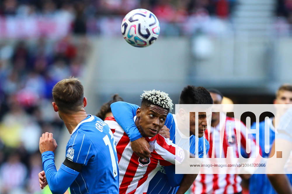 SUNDERLAND, ENGLAND, OCTOBER 10: Nilson Angulo of Sunderland AFC (L) is held by Diego Gómez of Brighton & Hove Albion (R) during a Premier League 2026-27 match between Sunderland AFC and Brighton & Hove Albion at the Stadium of Light on October 10, 2026 in Sunderland, England. (Photo by Zach Forster Sports Press Photo)