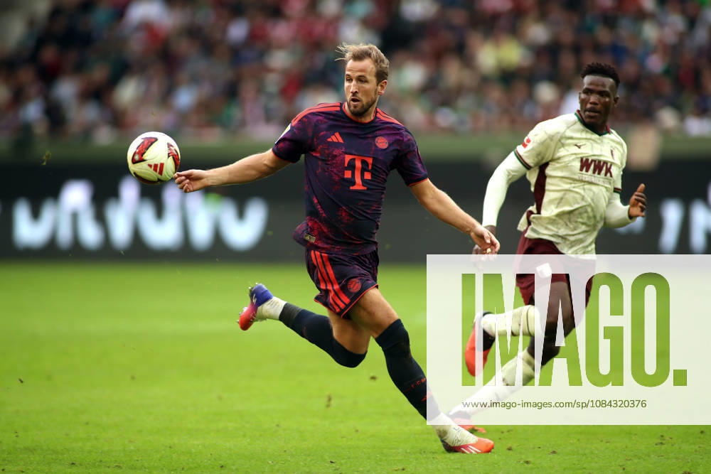 Fussball, Herren, Saison 2026 2027, FC Augsburg - FC Bayern München, Bundesliga, WWK Arena Harry Kane (FC Bayern München) mit Blick auf den Ball DFL DFB regulations prohibit any use of photographs as image sequences and or quasi-video