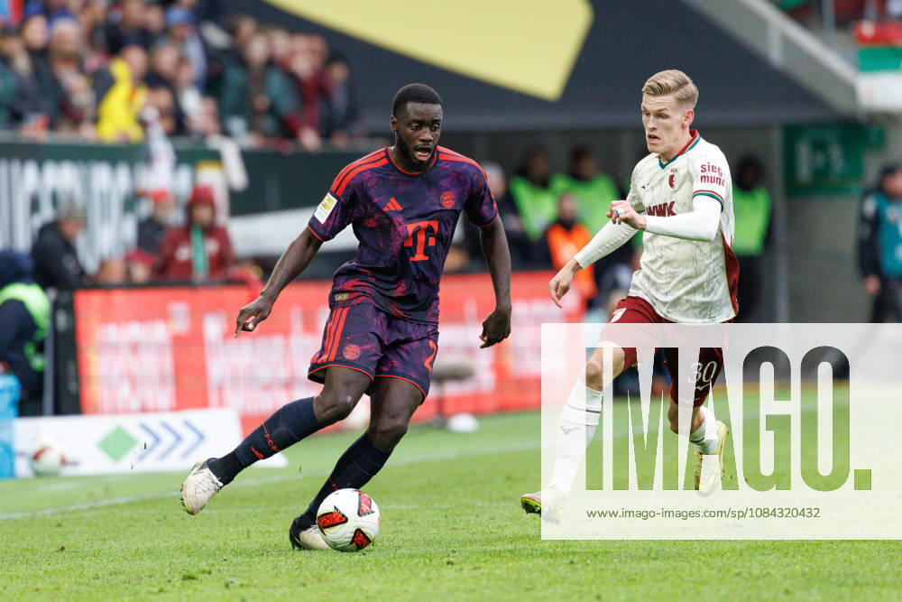 Dayot Upamecano (2, FC Bayern München) und Anton Kade (30, FC Augsburg) beim Spiel zwischen FC Augsburg v FC Bayern München, Fussball, Herren, Bundesliga, 2026 2027, 5.Spieltag am 10.10.2026 in Augsburg, WWK ARENA. DFL and DFB regulations prohibit any use of photographs as image sequences and or quasi-video. Bayern Deutschland