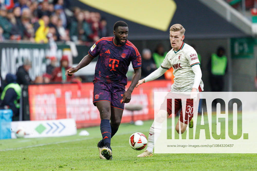 Dayot Upamecano (2, FC Bayern München) und Anton Kade (30, FC Augsburg) beim Spiel zwischen FC Augsburg v FC Bayern München, Fussball, Herren, Bundesliga, 2026 2027, 5.Spieltag am 10.10.2026 in Augsburg, WWK ARENA. DFL and DFB regulations prohibit any use of photographs as image sequences and or quasi-video. Bayern Deutschland