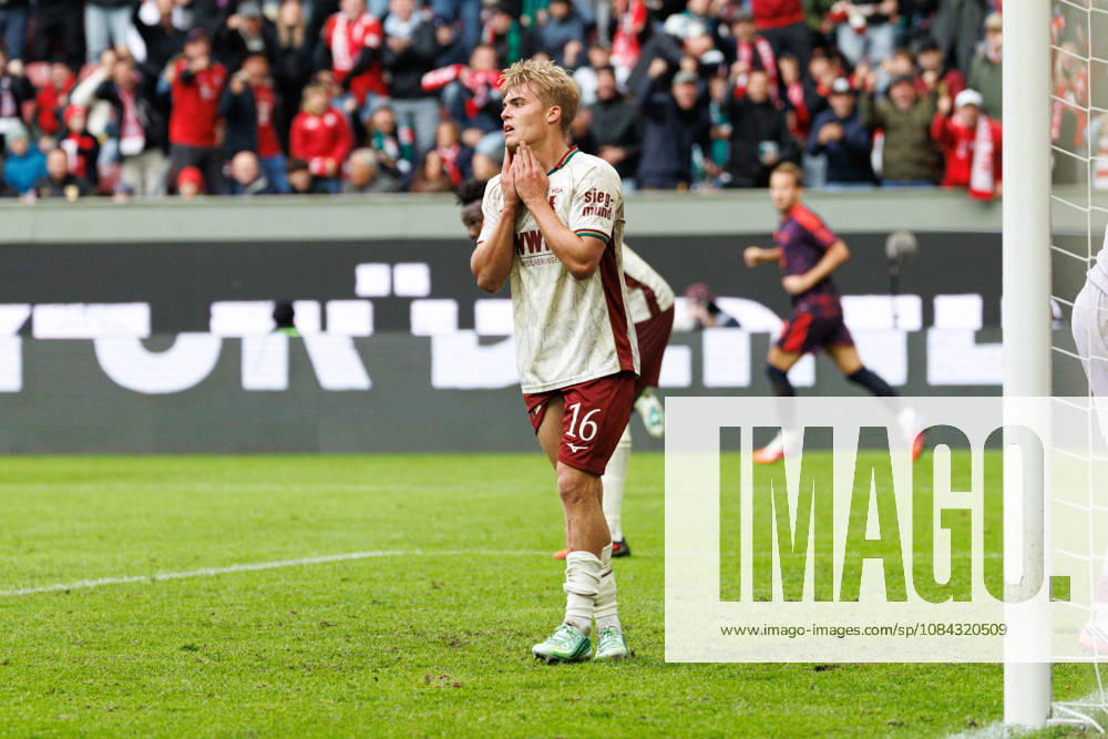 Hennes Behrens (16, FC Augsburg),stand ungünstig, 2 : 2 beim Spiel zwischen FC Augsburg v FC Bayern München, Fussball, Herren, Bundesliga, 2026 2027, 5.Spieltag am 10.10.2026 in Augsburg, WWK ARENA. DFL and DFB regulations prohibit any use of photographs as image sequences and or quasi-video. Bayern Deutschland