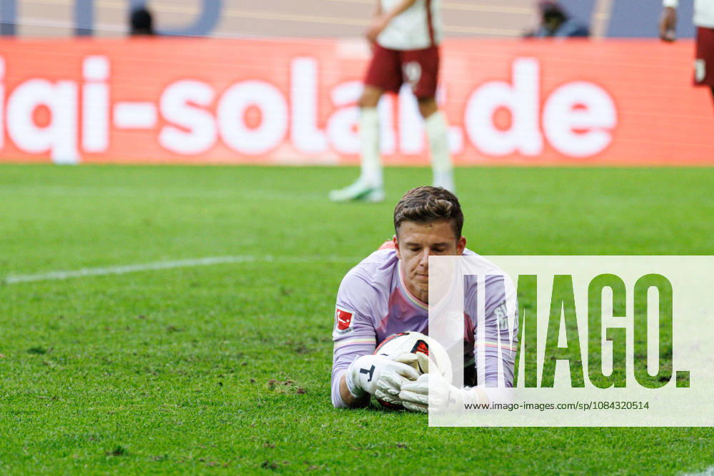 Finn Dahmen (1, FC Augsburg) kann den Ball sicher halten beim Spiel zwischen FC Augsburg v FC Bayern München, Fussball, Herren, Bundesliga, 2026 2027, 5.Spieltag am 10.10.2026 in Augsburg, WWK ARENA. DFL and DFB regulations prohibit any use of photographs as image sequences and or quasi-video. Bayern Deutschland