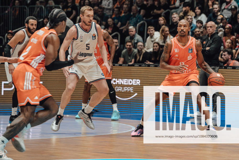 EasyCredit Basketball Bundesliga, 5. Spieltag, Niners Chemnitz -Bayern München 10.10.2026 ab 16:00 Uhr Chemnitz, Chemnitz Arena Im Foto: 05 Niels Giffey, 17 Darion Atkins easyCredit Basketball Bundesliga, 5. Spieltag, Niners Chemnitz - Bayern München Chemnitz Sachsen Deutschland