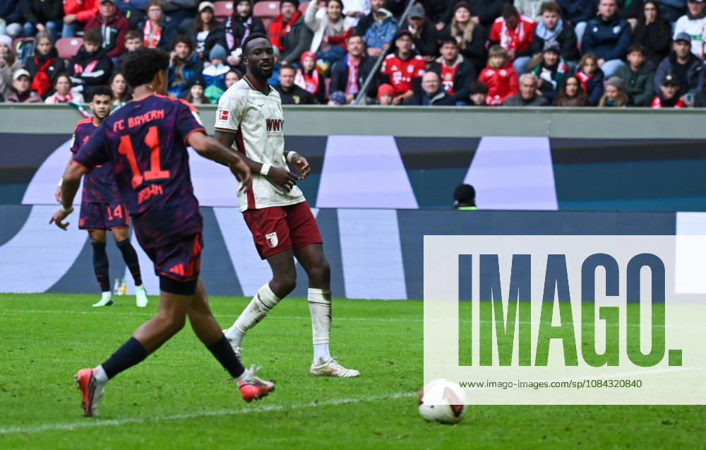Fussball 1.Bundesliga, FC Augsburg - Bayern München v.l. Nathaniel Brown (FC Bayern Muenchen) Goal scored, erziehlt das Tor zum 2:2 Augsburg