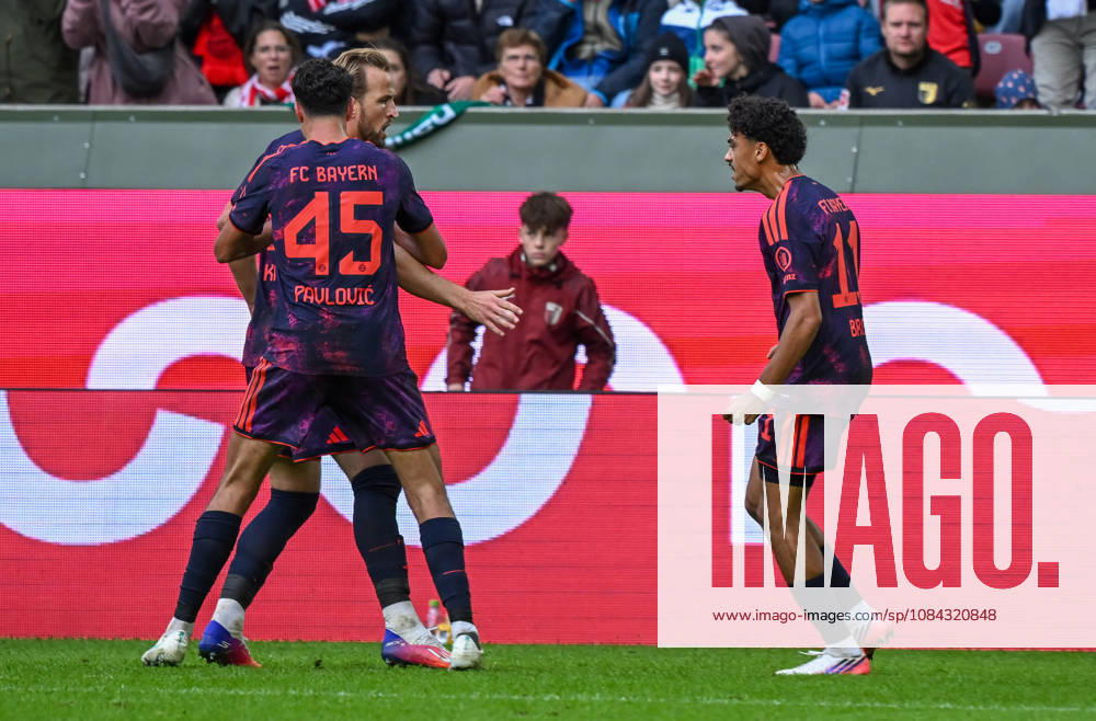 Fussball 1.Bundesliga, FC Augsburg - Bayern München v.l. Nathaniel Brown (FC Bayern Muenchen) Jubel, Torjubel, celebrate the goal, jubelt ueber das Tor zum 2:2 Augsburg
