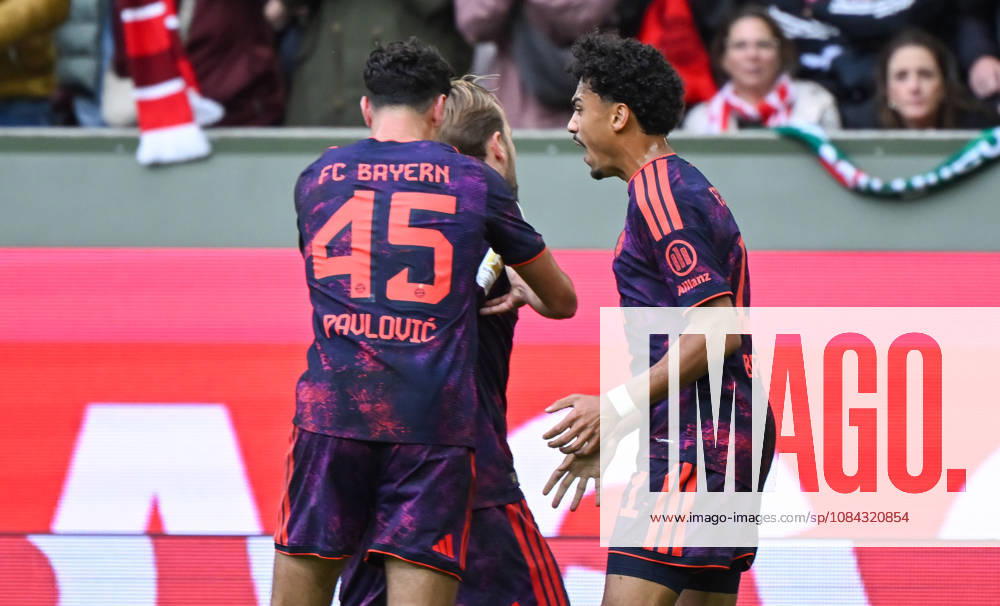 Fussball 1.Bundesliga, FC Augsburg - Bayern München v.l. Nathaniel Brown (FC Bayern Muenchen) Jubel, Torjubel, celebrate the goal, jubelt ueber das Tor zum 2:2 Augsburg