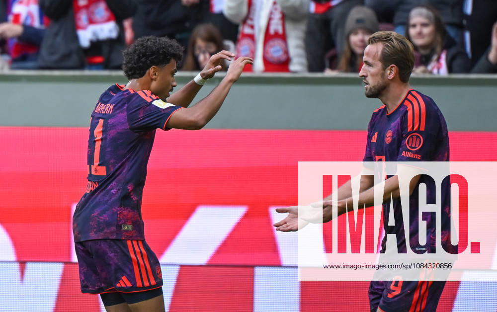 Fussball 1.Bundesliga, FC Augsburg - Bayern München v.l. Nathaniel Brown (FC Bayern Muenchen) Jubel, Torjubel, celebrate the goal, jubelt ueber das Tor zum 2:2 Augsburg