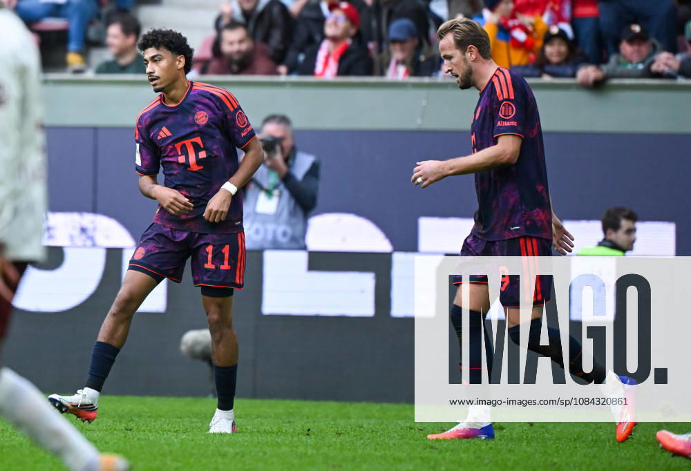 Fussball 1.Bundesliga, FC Augsburg - Bayern München v.l. Nathaniel Brown (FC Bayern Muenchen) Jubel, Torjubel, celebrate the goal, jubelt ueber das Tor zum 2:2 Augsburg