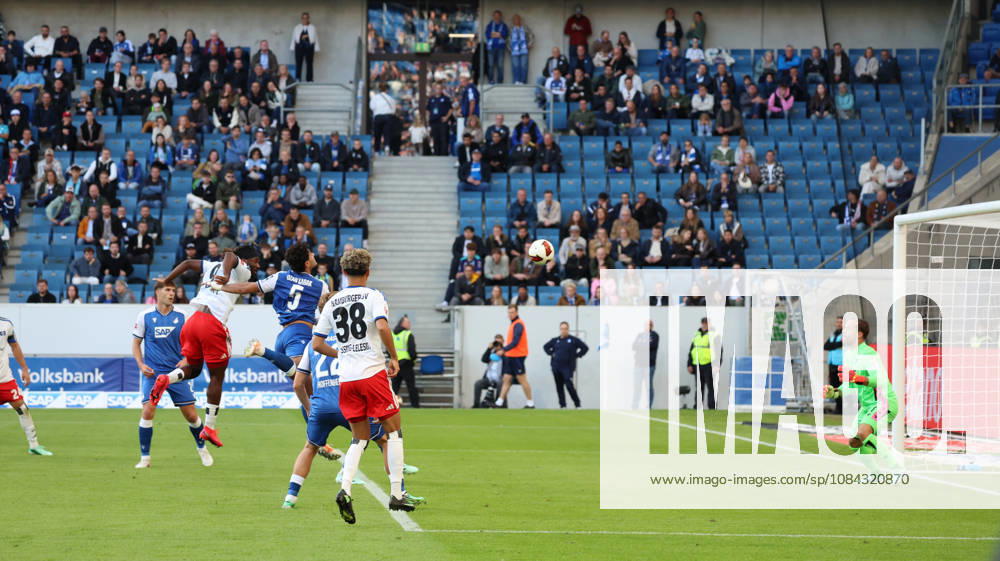 Fussball 1.Bundesliga, TSG 1899 Hoffenheim - Hamburger SV v.l. Kopfball zum 2:2 durch Terem Moffi (Hamburger SV) Oliver Baumann (TSG 1899 Hoffenheim) Sinsheim