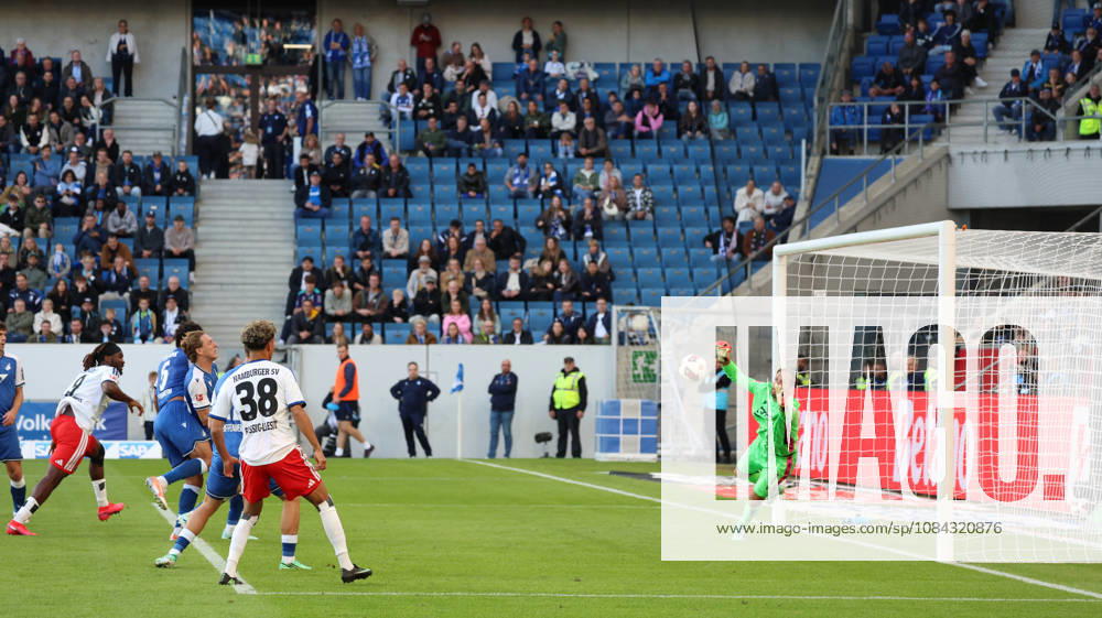 Fussball 1.Bundesliga, TSG 1899 Hoffenheim - Hamburger SV v.l. Kopfball zum 2:2 durch Terem Moffi (Hamburger SV) Oliver Baumann (TSG 1899 Hoffenheim) Sinsheim