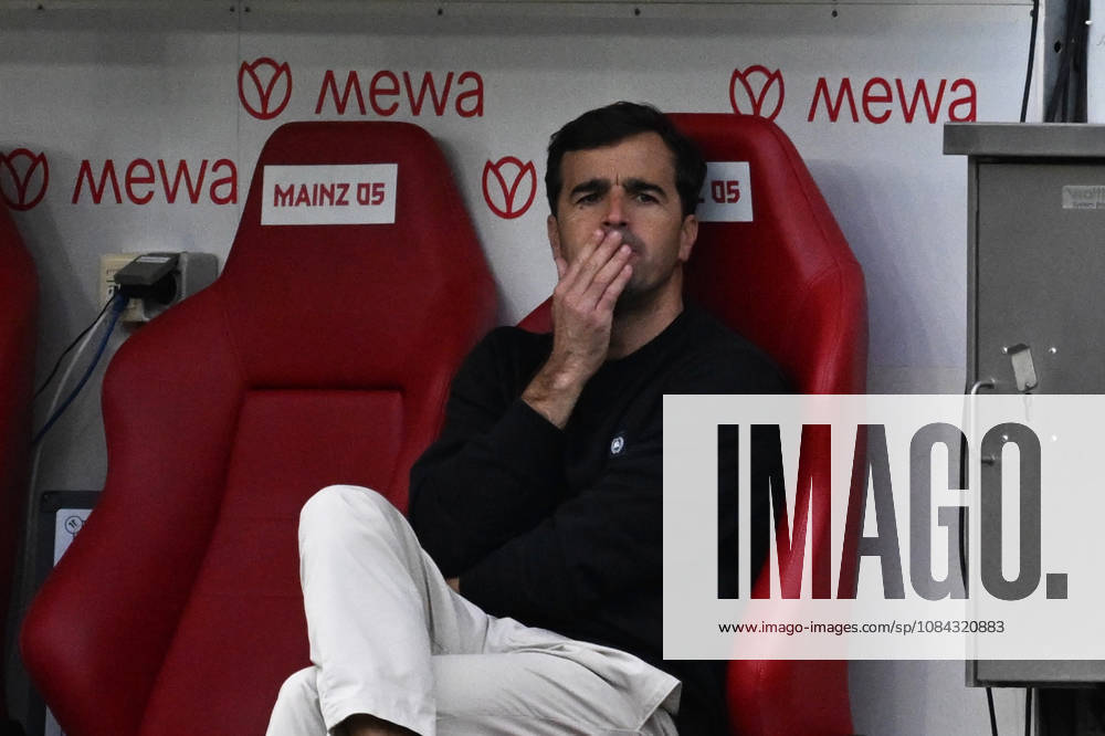 Fussball 1.Bundesliga, FSV Mainz 05 - Bayer 04 Leverkusen v.l. Trainer Coach Carles Martinez (Bayer 04 Leverkusen) Mainz