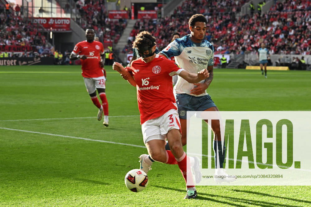 Fussball 1.Bundesliga, FSV Mainz 05 - Bayer 04 Leverkusen v.l. Jarell Quansah (Bayer 04 Leverkusen) Fabio Gruber (FSV Mainz 05) Zweikampf, Aktion, action, battle for the ball Mainz