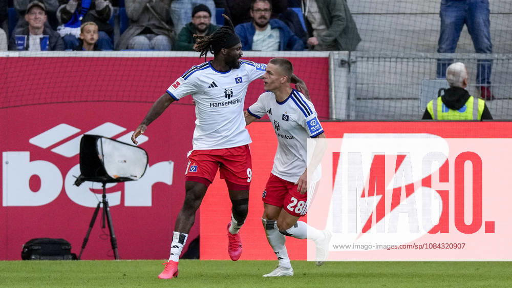 V.li.: Terem Moffi (HSV, 9), Miro Muheim (HSV, 28), Spieler vom Hamburger SV (HSV) jubeln über das Tor zum 2:2, Jubel, Torjubel, Torerfolg, celebrate the goal, goal, celebration, jubelt ueber das Tor, Freuen, Freude, freut sich, optimistisch, positiv, Spielszene, Highlight, Action, Aktion, 10.10.2026, Sinsheim (Deutschland), Fussball, Bundesliga, TSG 1899 Hoffenheim - Hamburger SV, DFB DFL REGULATIONS PROHIBIT ANY USE OF PHOTOGRAPHS AS IMAGE SEQUENCES AND OR QUASI-VIDEO.