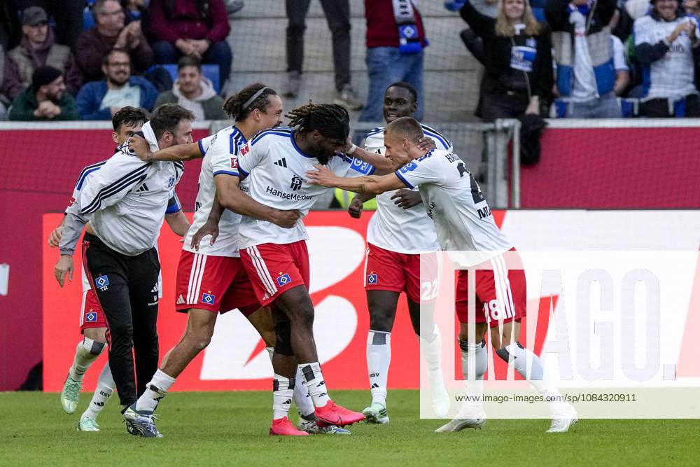 V.li.: Yussuf Poulsen (HSV, 15), Terem Moffi (HSV, 9), Kofi Amoako (HSV, 22), Miro Muheim (HSV, 28), Spieler vom Hamburger SV (HSV) jubeln über das Tor zum 2:2, Jubel, Torjubel, Torerfolg, celebrate the goal, goal, celebration, jubelt ueber das Tor, Freuen, Freude, freut sich, optimistisch, positiv, Spielszene, Highlight, Action, Aktion, 10.10.2026, Sinsheim (Deutschland), Fussball, Bundesliga, TSG 1899 Hoffenheim - Hamburger SV, DFB DFL REGULATIONS PROHIBIT ANY USE OF PHOTOGRAPHS AS IMAGE SEQUENCES AND OR QUASI-VIDEO.