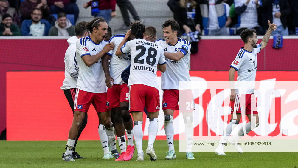 Spieler vom Hamburger SV (HSV), jubeln über das Tor zum 2:2, Jubel, Torjubel, Torerfolg, celebrate the goal, goal, celebration, jubelt ueber das Tor, Freuen, Freude, freut sich, optimistisch, positiv, Spielszene, Highlight, Action, Aktion, 10.10.2026, Sinsheim (Deutschland), Fussball, Bundesliga, TSG 1899 Hoffenheim - Hamburger SV, DFB DFL REGULATIONS PROHIBIT ANY USE OF PHOTOGRAPHS AS IMAGE SEQUENCES AND OR QUASI-VIDEO.