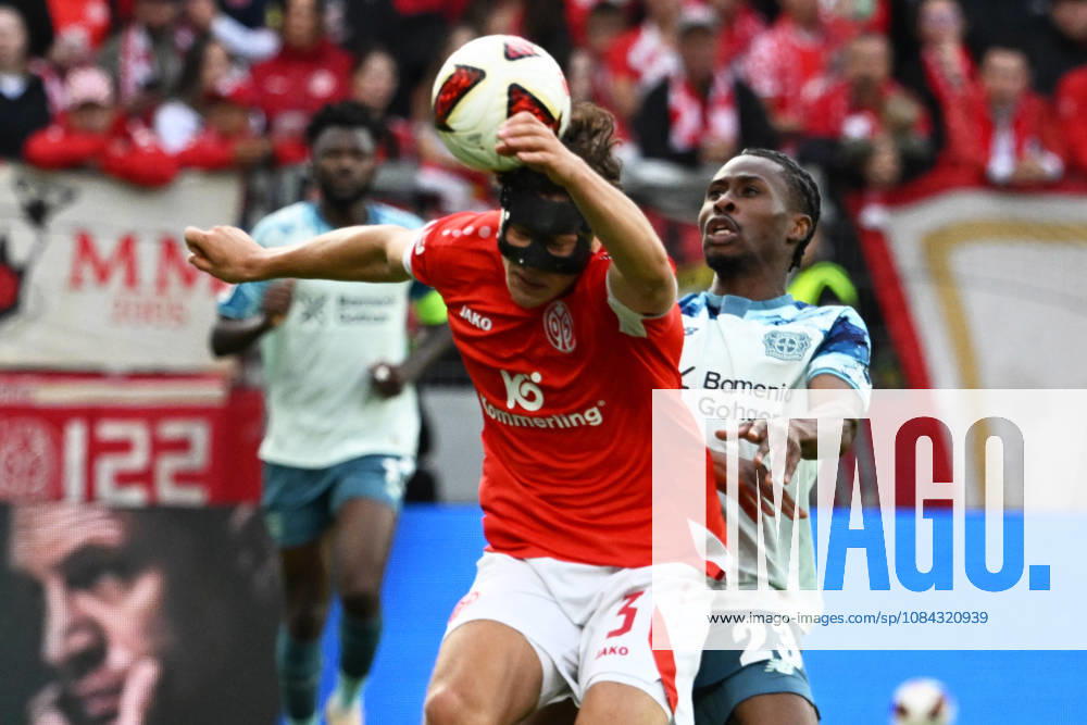 Fussball 1.Bundesliga, FSV Mainz 05 - Bayer 04 Leverkusen v.l. Fabio Gruber (FSV Mainz 05) Nathan Tella (Bayer 04 Leverkusen) Zweikampf, Aktion, action, battle for the ball Mainz